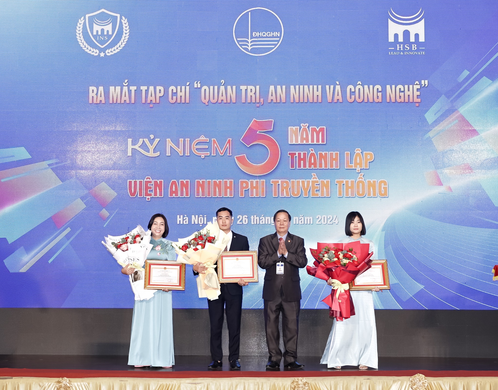 Khen thưởng của Giám đốc Công an thành phố Hồ Chí Minh cho 03 cá nhân đã có thành tích phối hợp nghiên cứu khoa học và bồi dưỡng kiến thức an ninh phi truyền thống