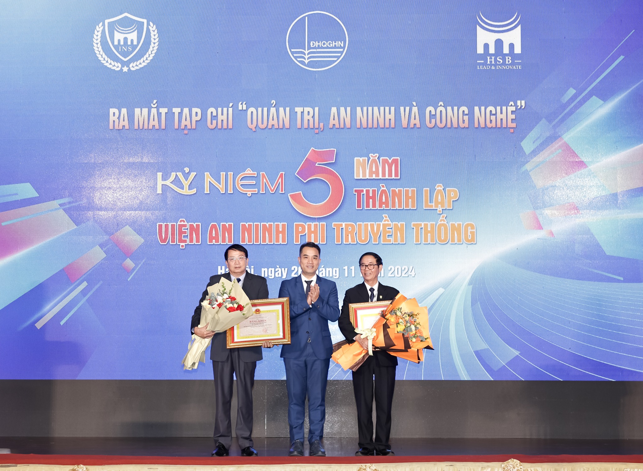 Khen thưởng của Giám đốc Đại học Quốc gia Hà Nội tặng Bằng khen cho 02 cá nhân của Viện ANPTT đã đạt thành tích xuất sắc trong quá trình xây dựng và phát triển đơn vị nhân dịp kỷ niệm 5 năm thành lập