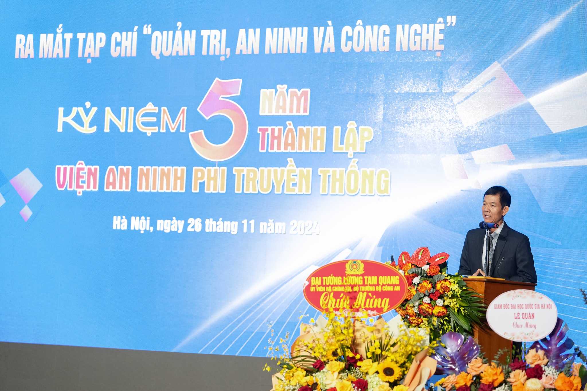 PGS.TS Hoàng Đình Phi, Bí thư Đảng ủy, Hiệu trưởng Trường Quản trị và Kinh doanh phát biểu tại buổi lễ.